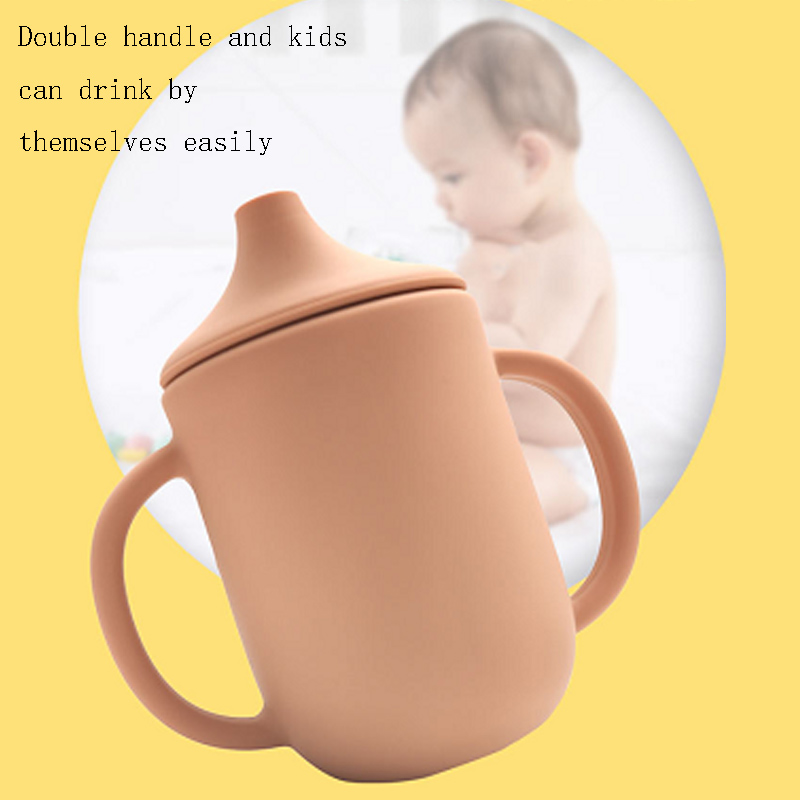 tasse en silicone pour bébé avec deux poignées