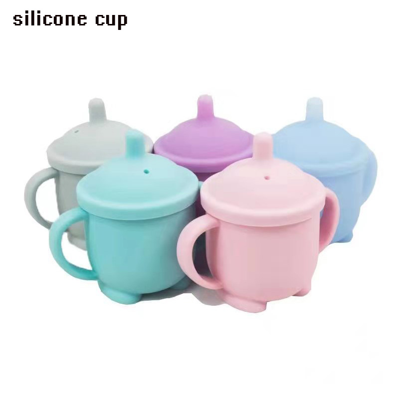 tasse en silicone pour bébé avec deux poignées