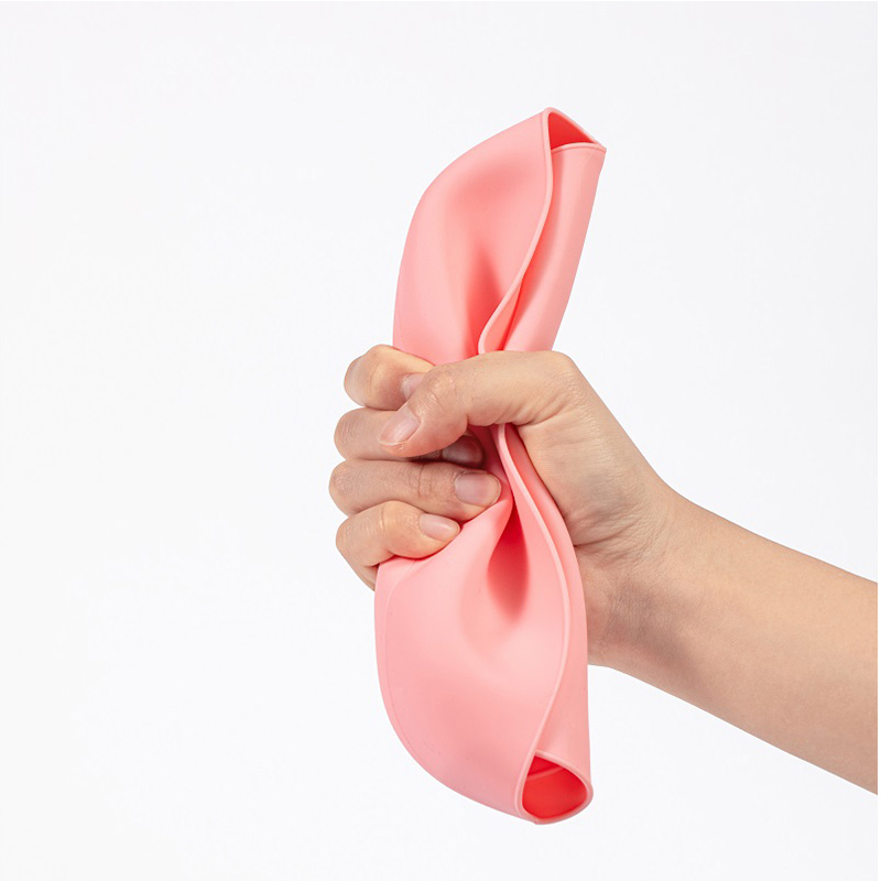 Bavoir en silicone élastique et souple