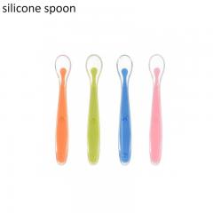 Cuillère d'entraînement en silicone souple pour bébé